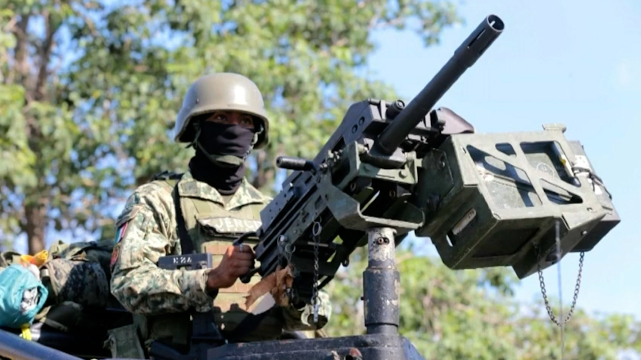 Agentes federales de San Ignacio, Sinaloa decomisan armas y municiones tras enfrentamiento armado
