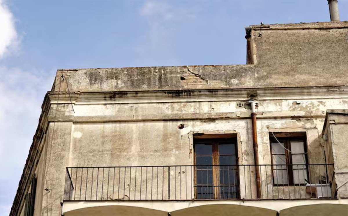 Existe la posibilidad a protección civil de demoler las partes que se pudieran desprender y afectar a algún peatón y automovilista. | Freepik