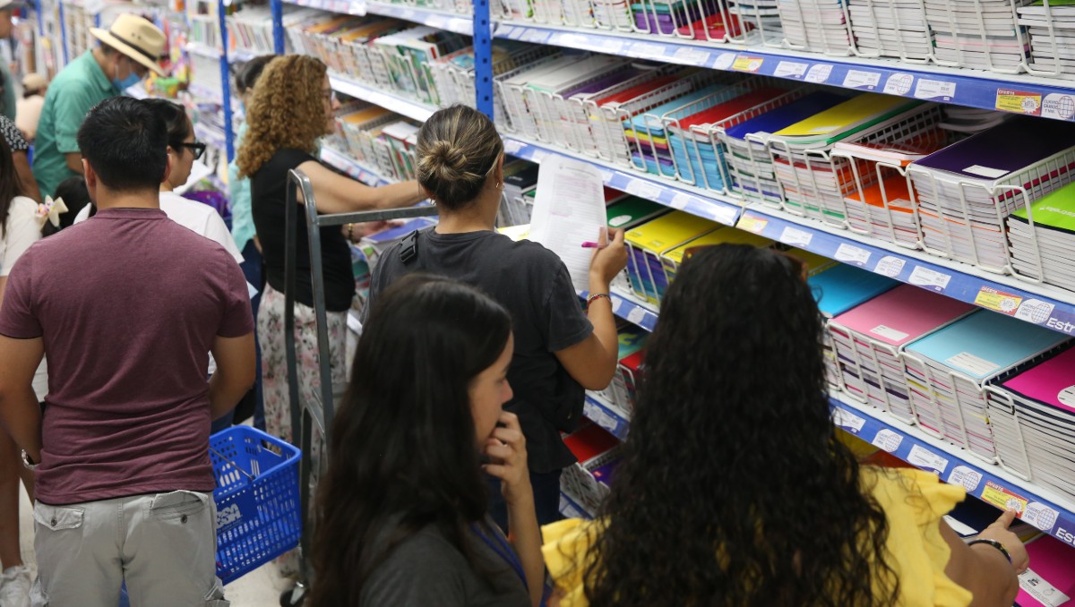 El presidente de Canaco sugirió comparar precios de los útiles escolares. Foto: Luis Guerra