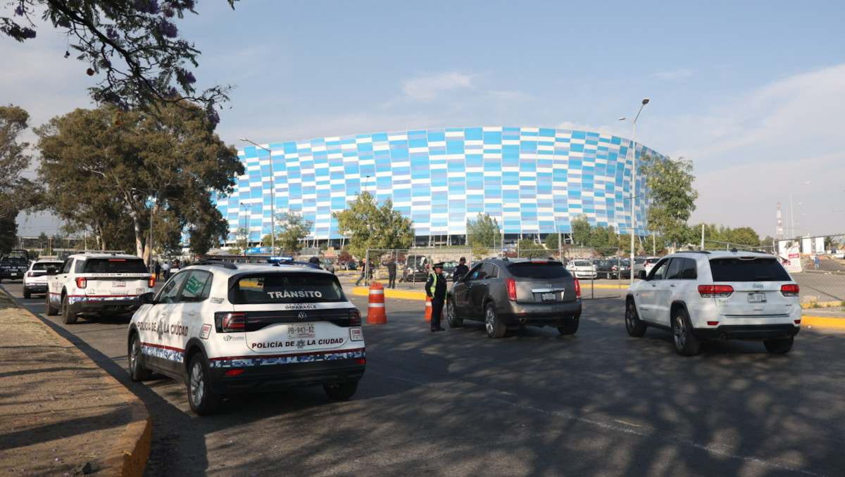 Prohiben instalación de ambulantes en explanada del Estadio Cuauhtémoc | Agencia Es Imagen