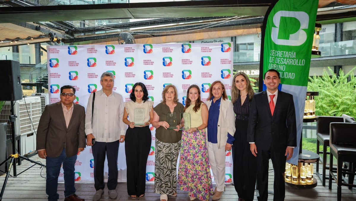 San Pedro entrega reconocimientos a colegios que han implementado carpool. | Especial
