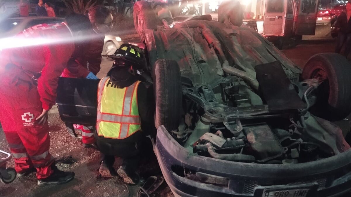 Vuelca auto ocasionado por persecución en Hidalgo. (Cortesía)