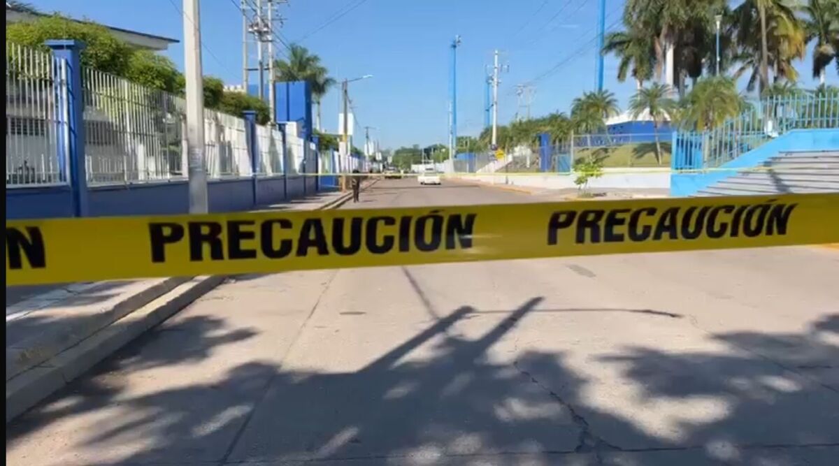 Lugar acordonado frente a la preparatoria donde fue asesinado el policía municipal | Especial