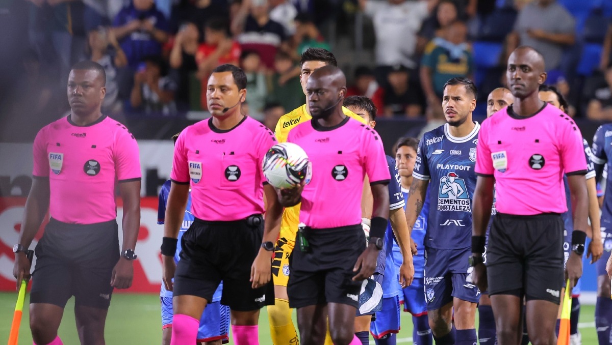 ¿Ayudaron a equipo de la MLS? Árbitro se guarda tarjeta en Leagues Cup (Imago7)