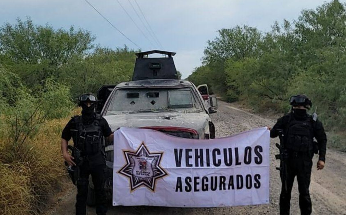 Además del blindaje artesanal, se encontró un fusil AK-47 en el interior del vehículo.