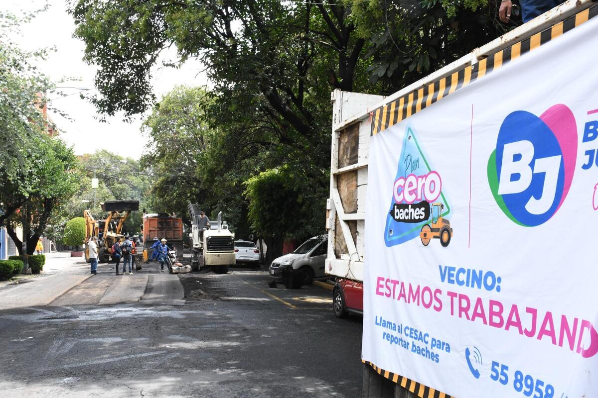 Cuadrilla trabajando en reparación de baches en calles de Benito Juárez | Especial