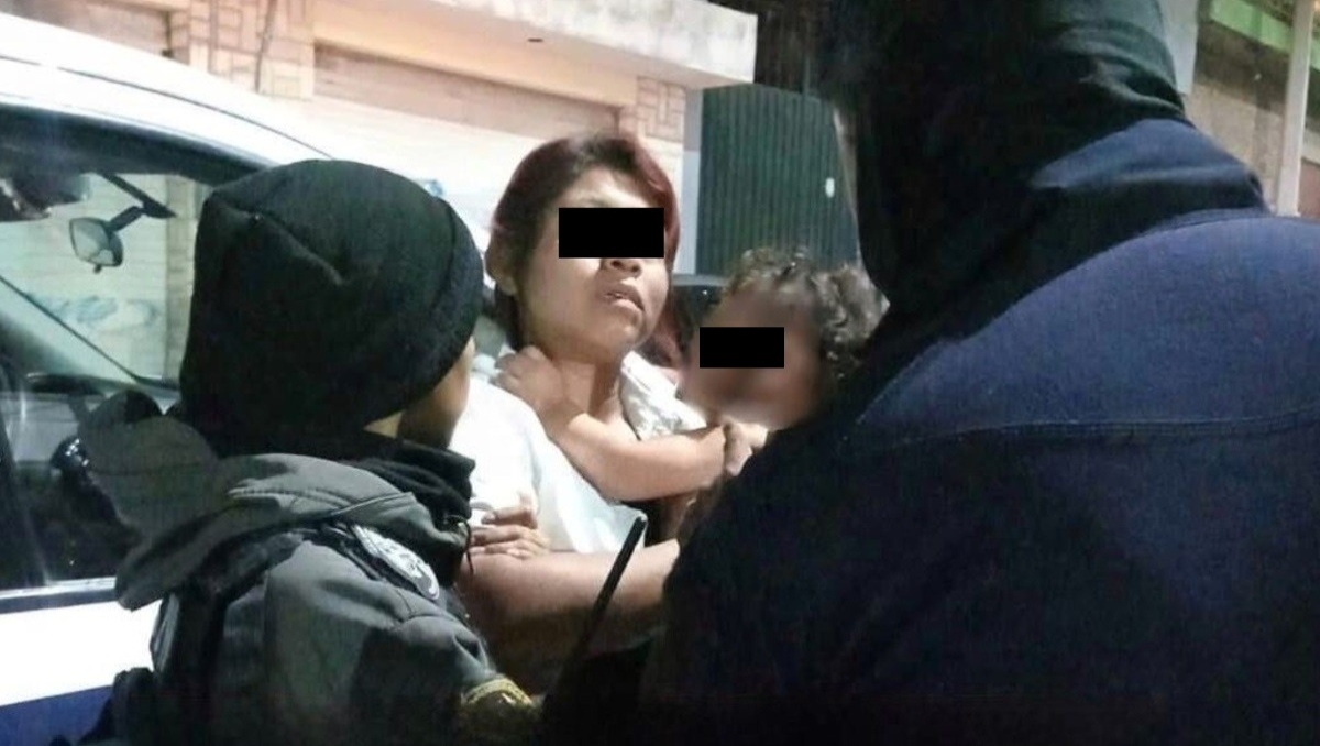 Detienen a mujer que arrastraba a su hijo en Tehuacán, Puebla | Especial