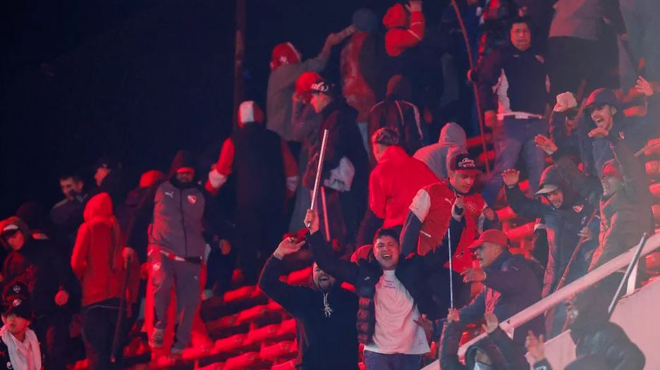 Hincha de la Universidad de Chile cae desde grada del estadio tras pelea con fans de Independiente