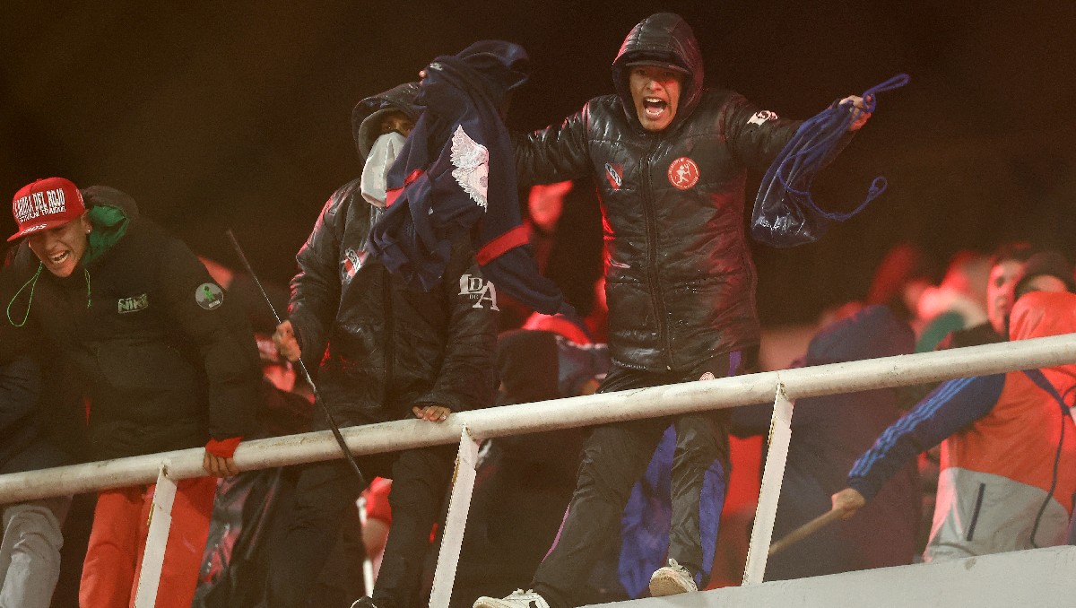 Hinchas de Independiente obligaron a fans de U de Chile a pedir perdón por iniciar conflicto en el juego de Copa Sudamericana (AFP)