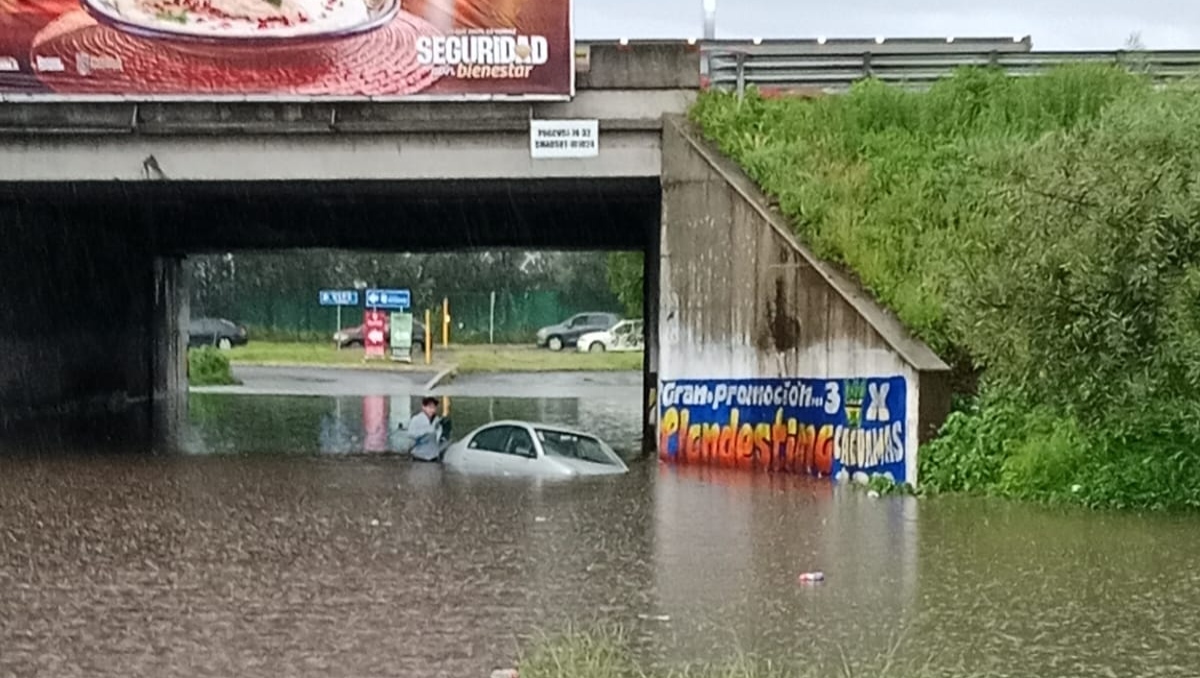 Intensa lluvia en Puebla deja autos varados, encharcamientos y tráfico | Verónica López