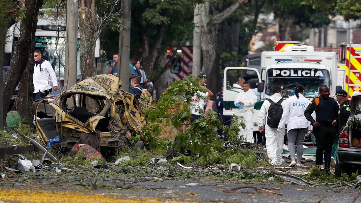 Policía inspecciona la zona del atentado en inmediaciones de la Escuela Militar de Aviación Marco Fidel Suárez | Foto: EFE