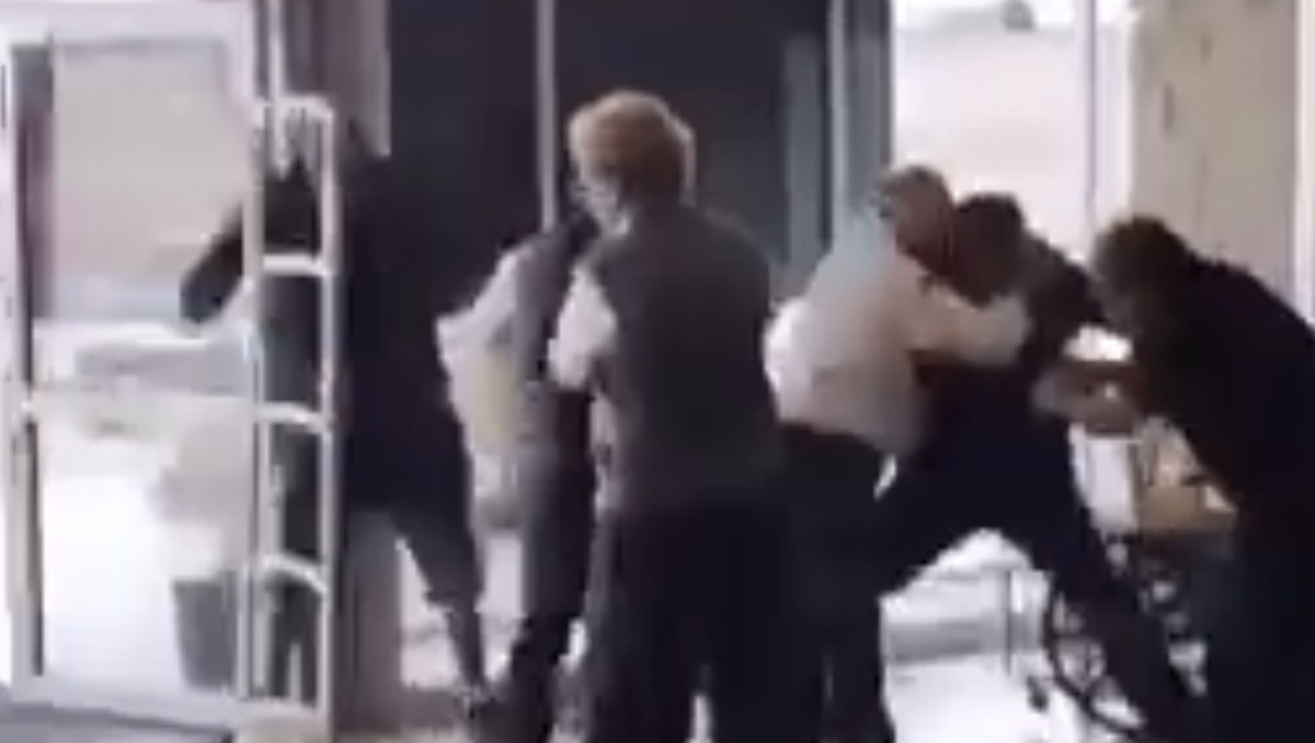 Intento de robo en Soriana desata enfrentamiento entre empleados y farderos