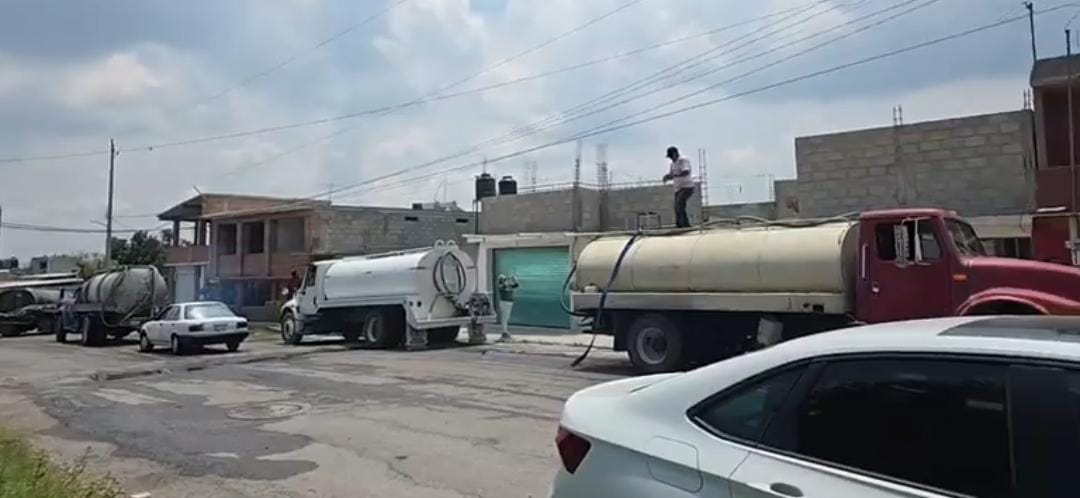 Abastecimiento de agua mediante pipas. (Francisco Villeda)