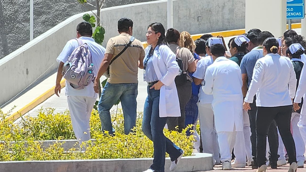 Sólo estuvieron presentes trabajadores del hospital y funcionarios municipales. (Foto: Especial)