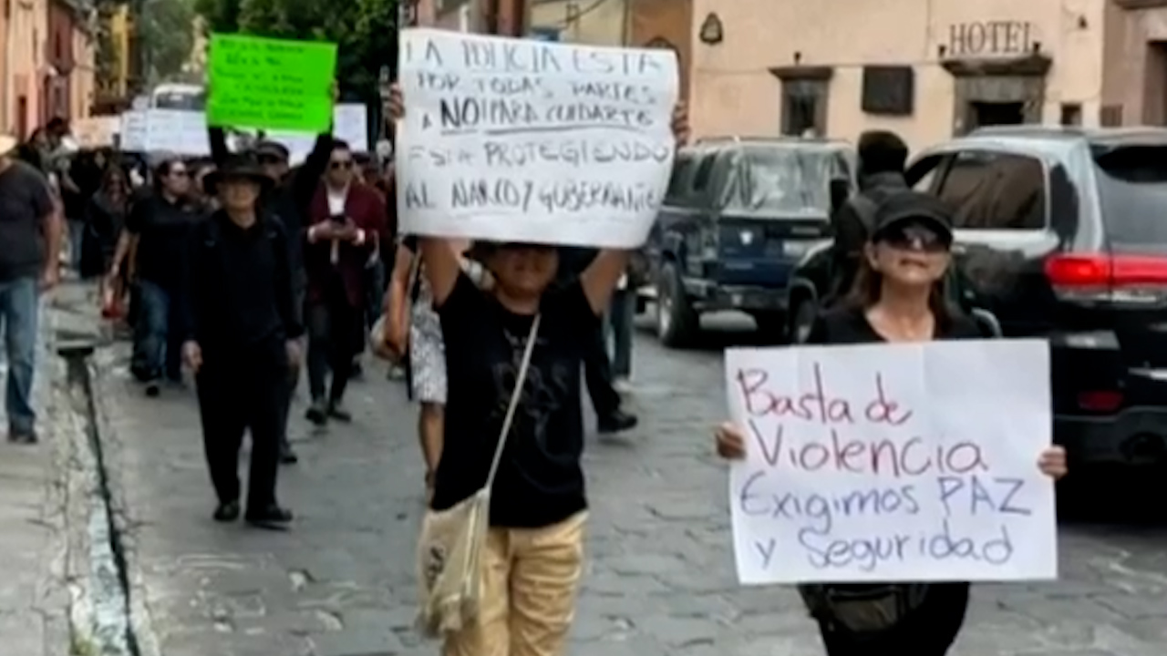 Habitantes de San Miguel de Allende realizan marcha por la paz tras violento ataque.