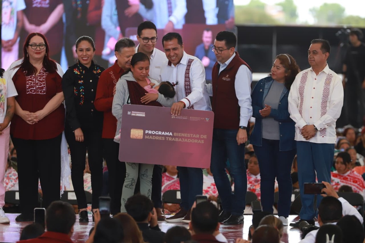 Julio Menchaca gobernador de Hidalgo realiza la entrega de Programas Bienestar 2025. (Jorge Sánchez)