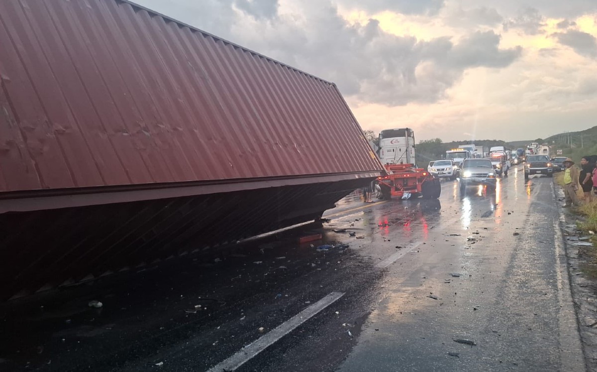 El percance dejó como saldo una persona lesionada y mantiene bloqueado el tránsito en ambos carriles. | Secretaría de Seguridad Pública Tamaulipas
