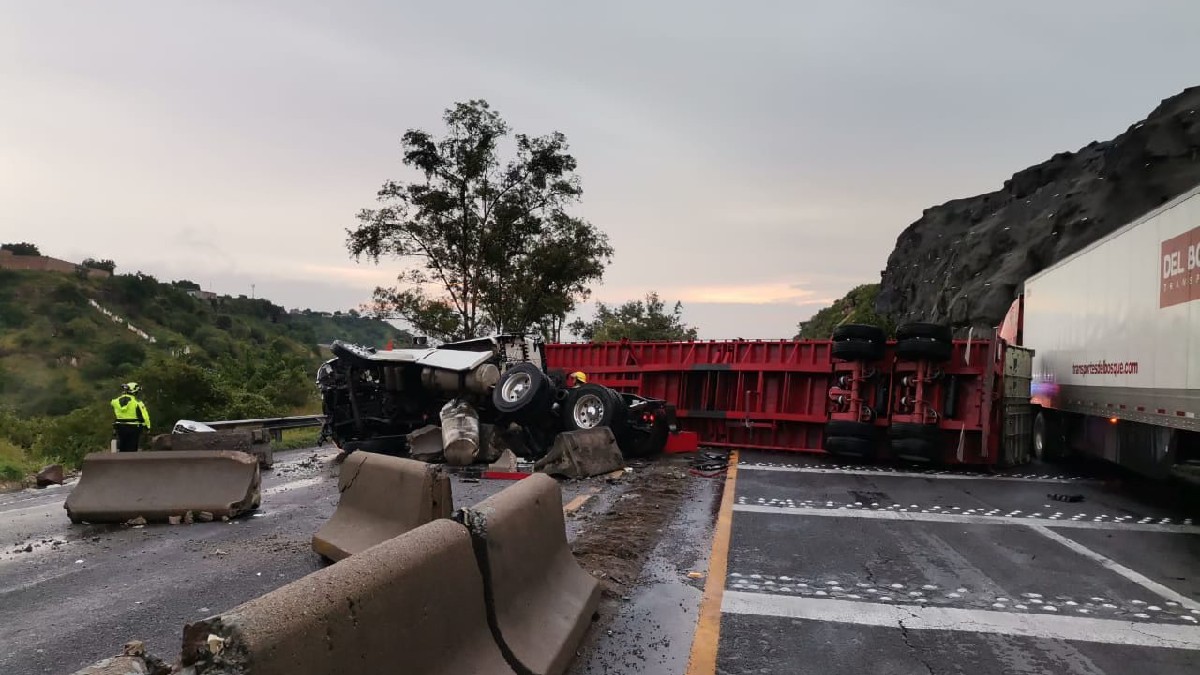 El percance en el que se vieron involucrados 3 tráileres generó intensa carga vehicular en ambos sentidos de la carretera León-Aguascalientes.