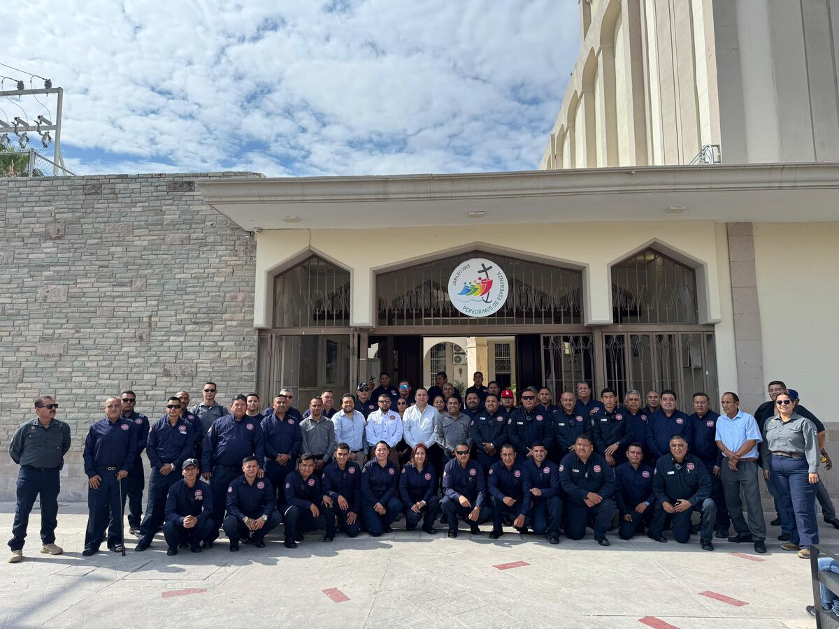En Torreón, celebran a bomberos en su día y les aprueban aumento. (Especial)