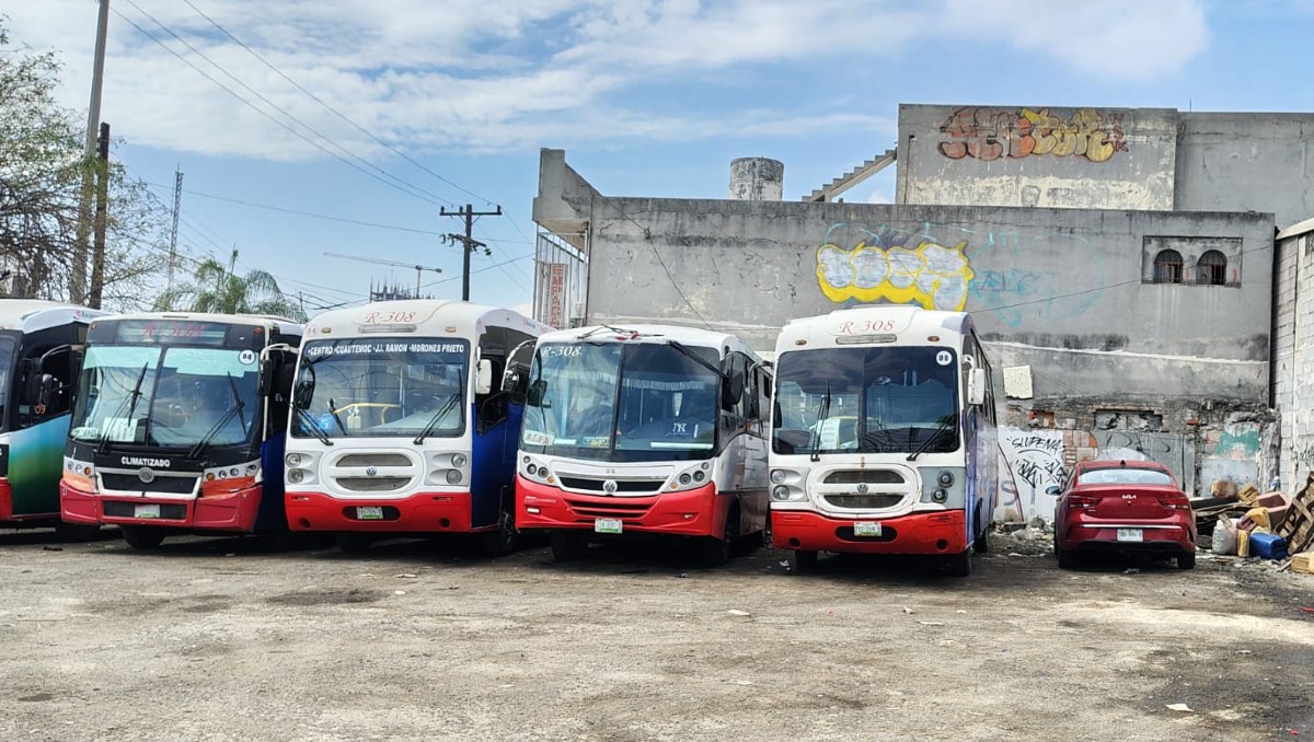 El vehículo con reporte de robo es un Kia Río de color rojo, con placas de Nuevo León. | Agustín Martínez