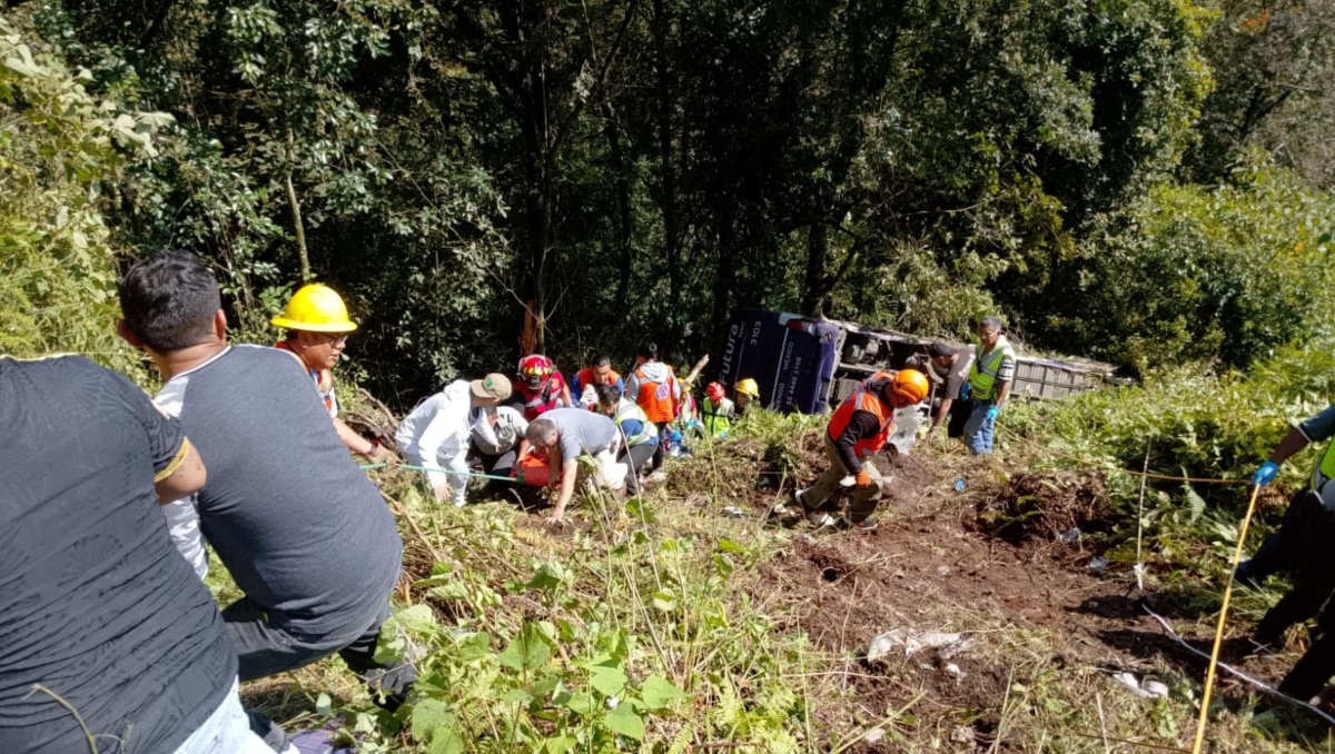 Autobús cae a barranco en la México-Tuxpan: deja muertos y heridos | Especial