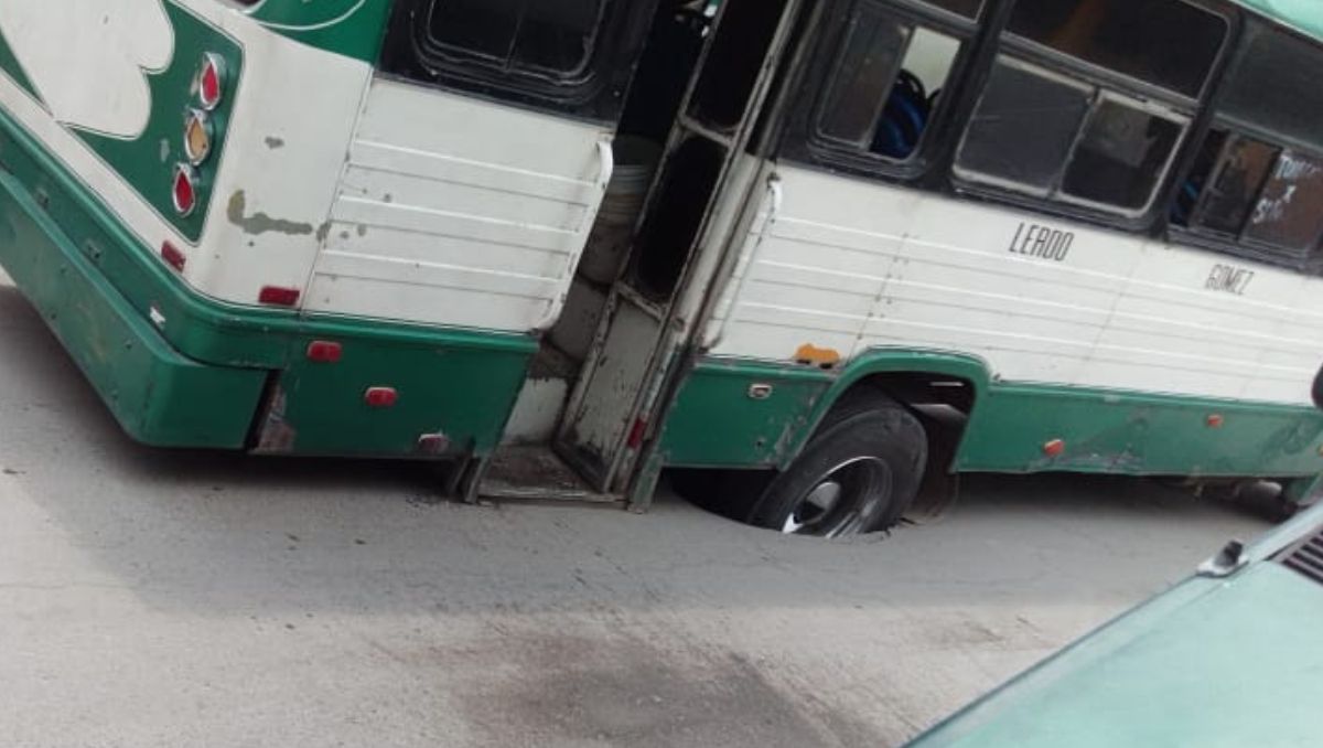El autobús “verde” quedó atorado en un hoyanco del circuito Álamos en Gómez Palacio.