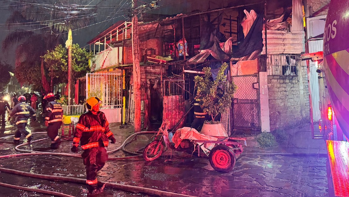 25 bomberos durante más de una hora fueron necesarios para sofocar el incendio (Foto: Usi Toledo)