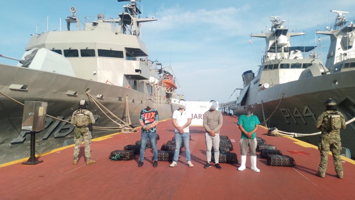 Los cuatro detenidos y el cargamento de droga fueron puestos a disposición de MP.| Foto: Especial