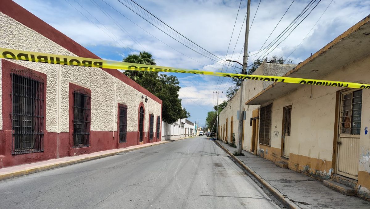 El cuerpo del trabajador quedó sobre la banqueta. | Agustín Martínez