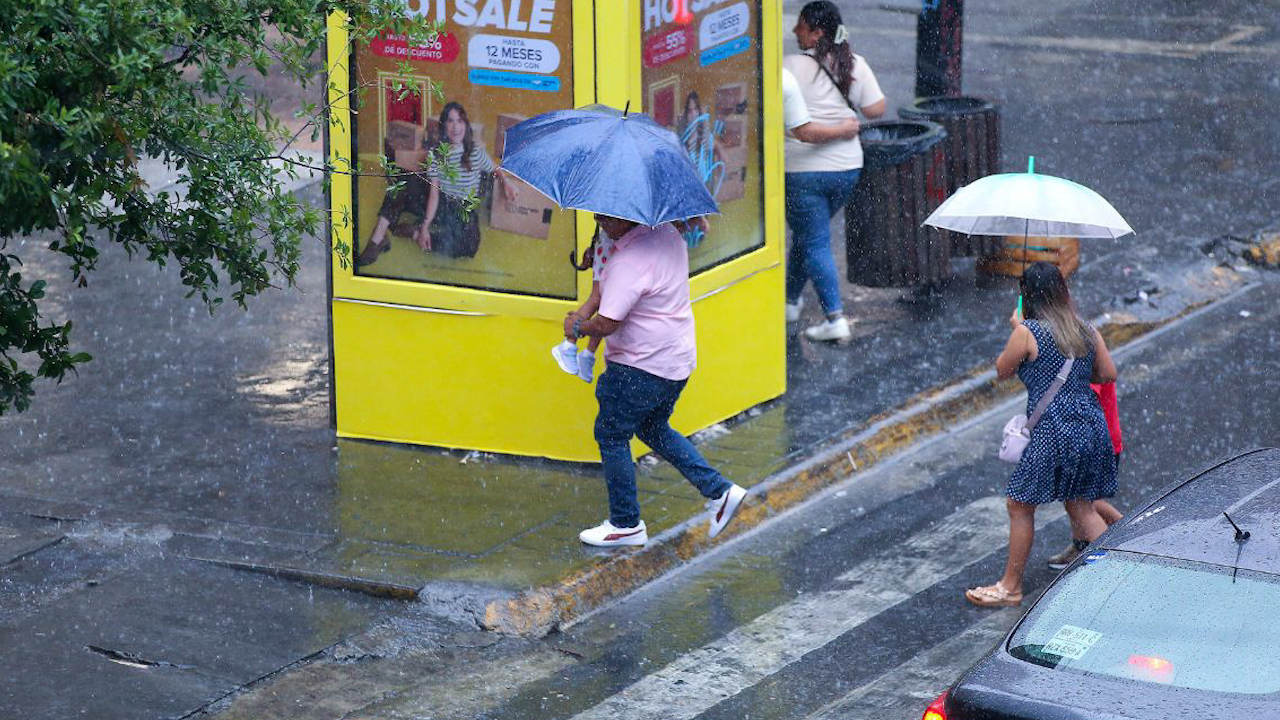 Fuertes lluvias provocan cierres viales en varias zonas de Monterrey