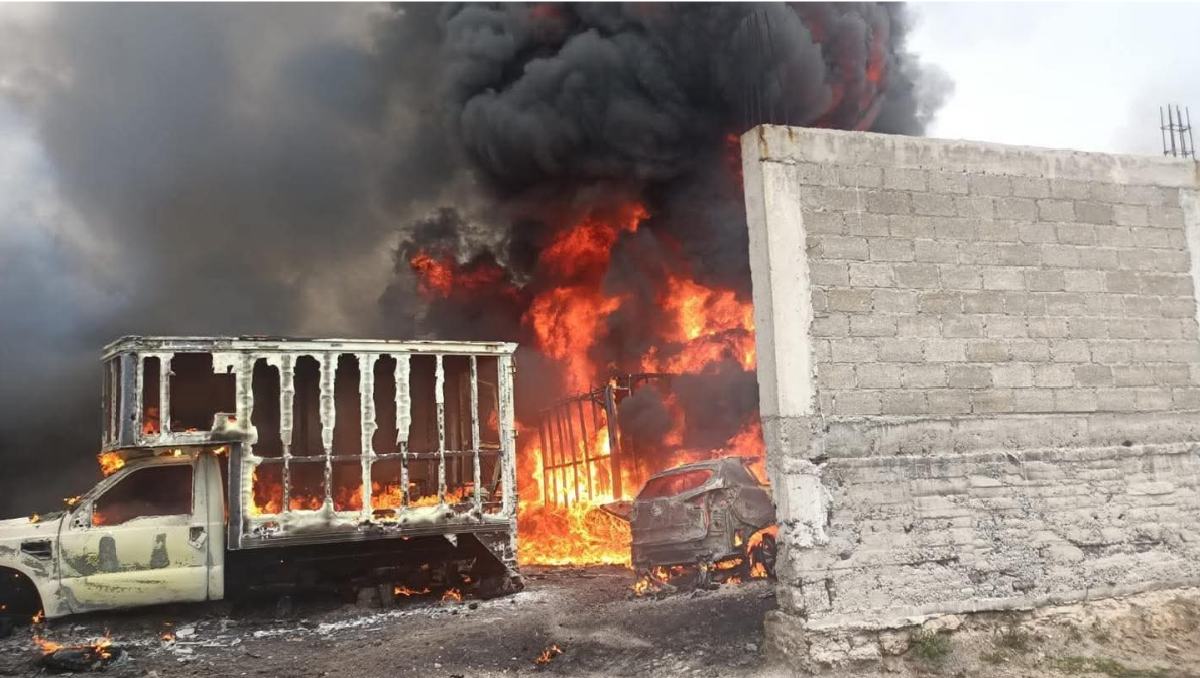 Incendio por explosión de huachicol en Coyotepec deja tres vehículos calcinados; autoridades controlan la zona. Especial