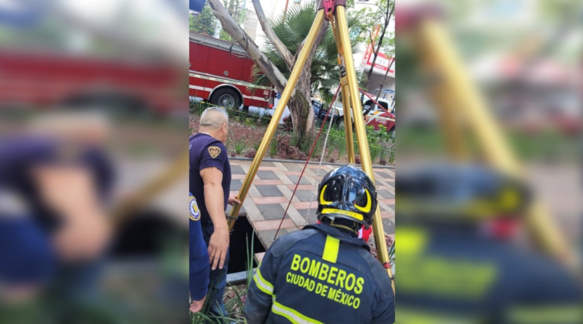La mujer fue trasladada a un hospital para su valoración médica.(Foto: bomberos de cdmx)