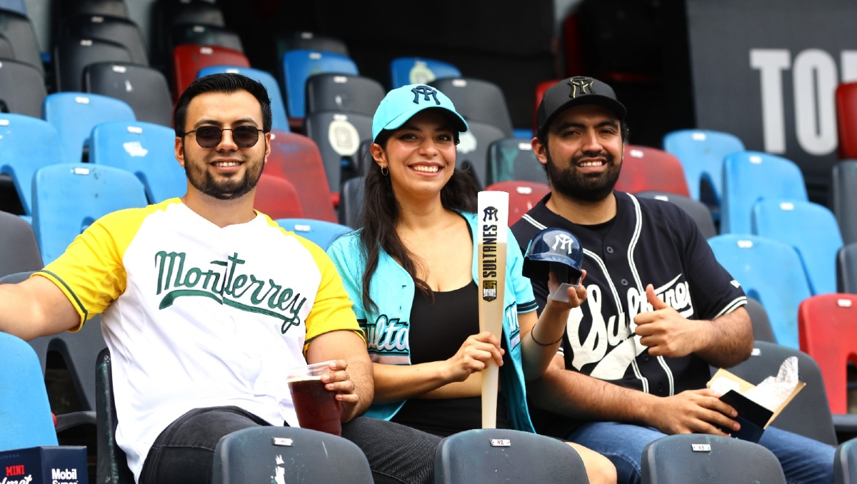 Sultanes de Monterrey regalan mini casco de colección a sus aficionados (Roberto Alanís)