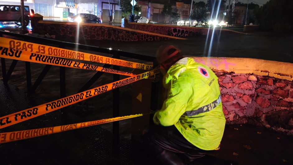 Varios vehículos fueron arrastrados por la corriente | PC Querétaro
