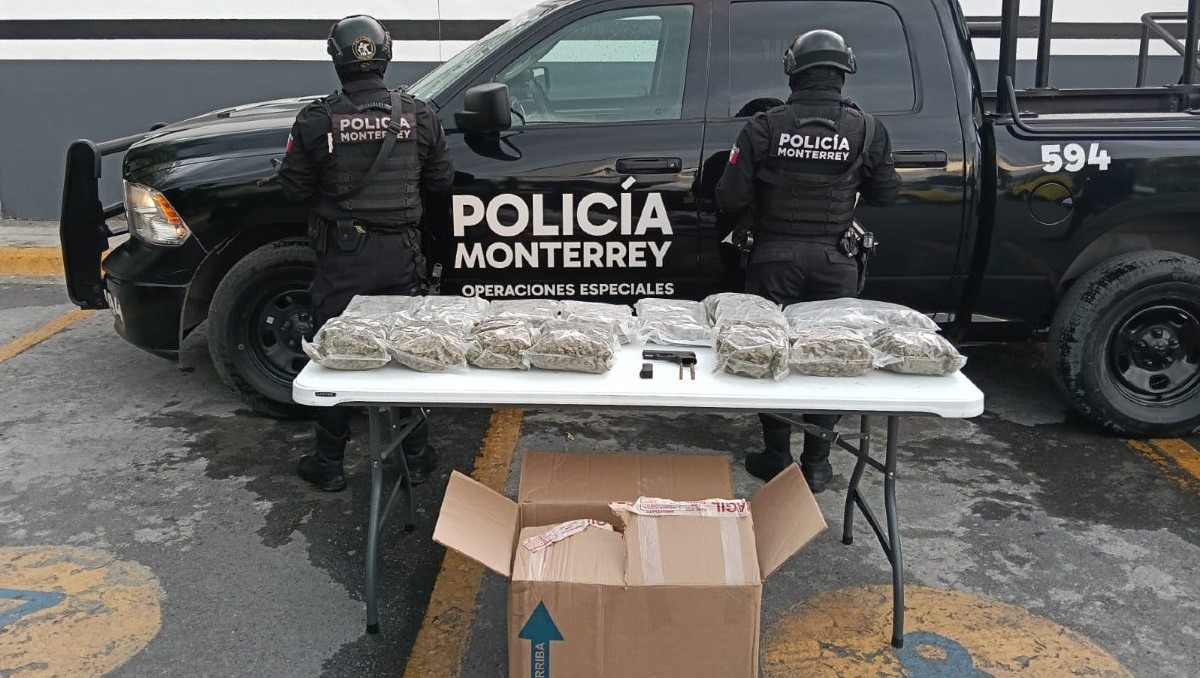 En el auto localizaron un arma  de fuego y aproximadamente 7 kilos de mariguana. Foto: Especial