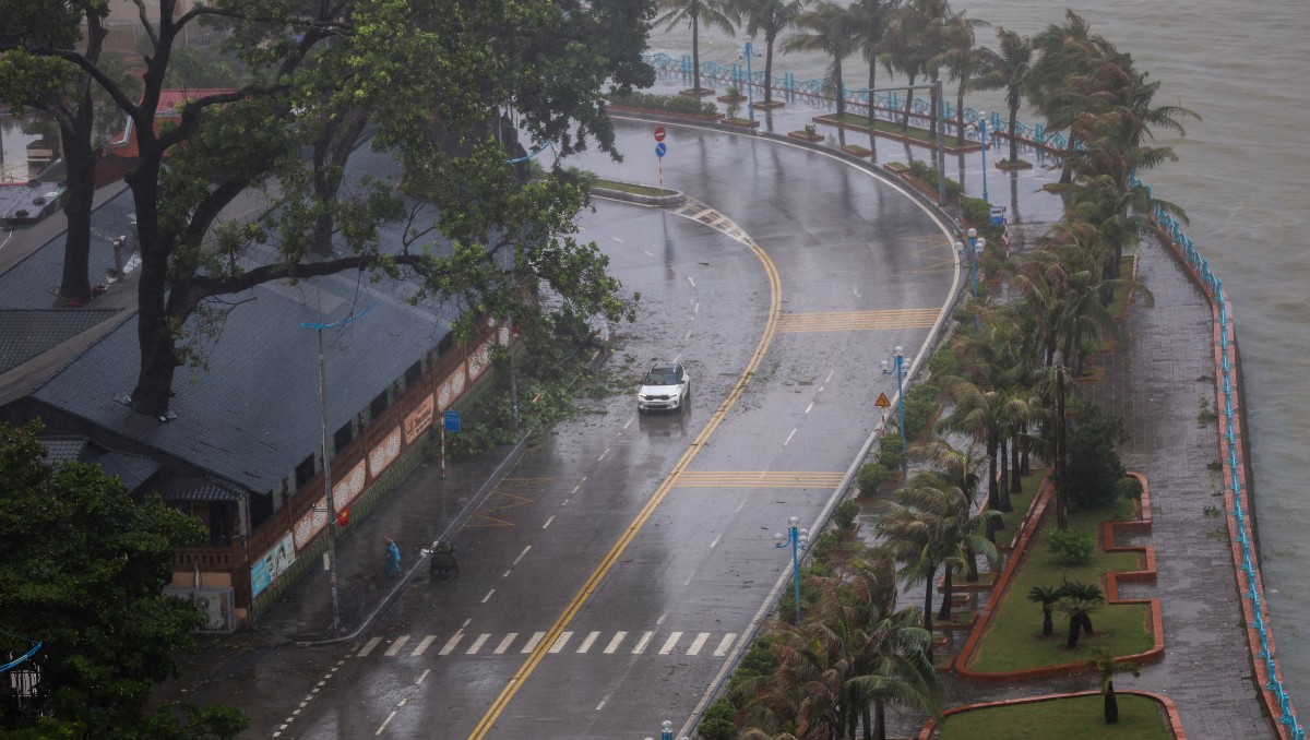 Cancelan clases, vuelos e imponen toque de queda en Vietnam. | Reuters