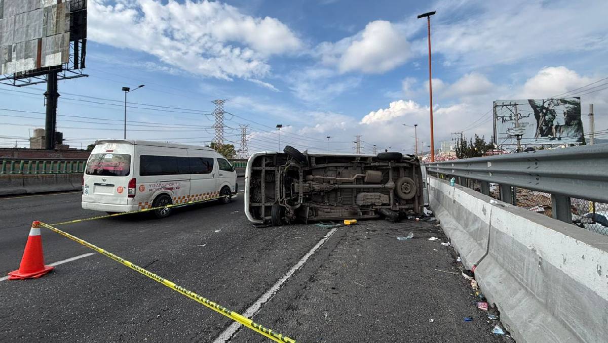 La combi volcó sobre la autopista México-Pachuca, a la altura de Ecatepec (Karla Guerrero)
