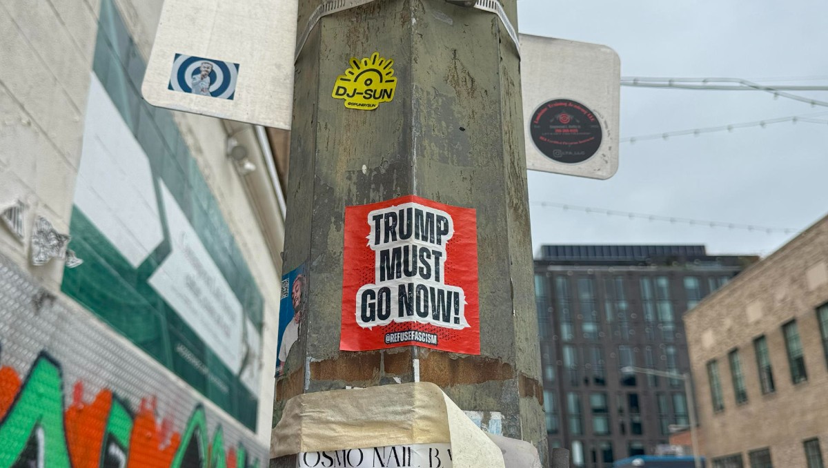 "Fuck Trump", dice un sticker en Washington. | EFE