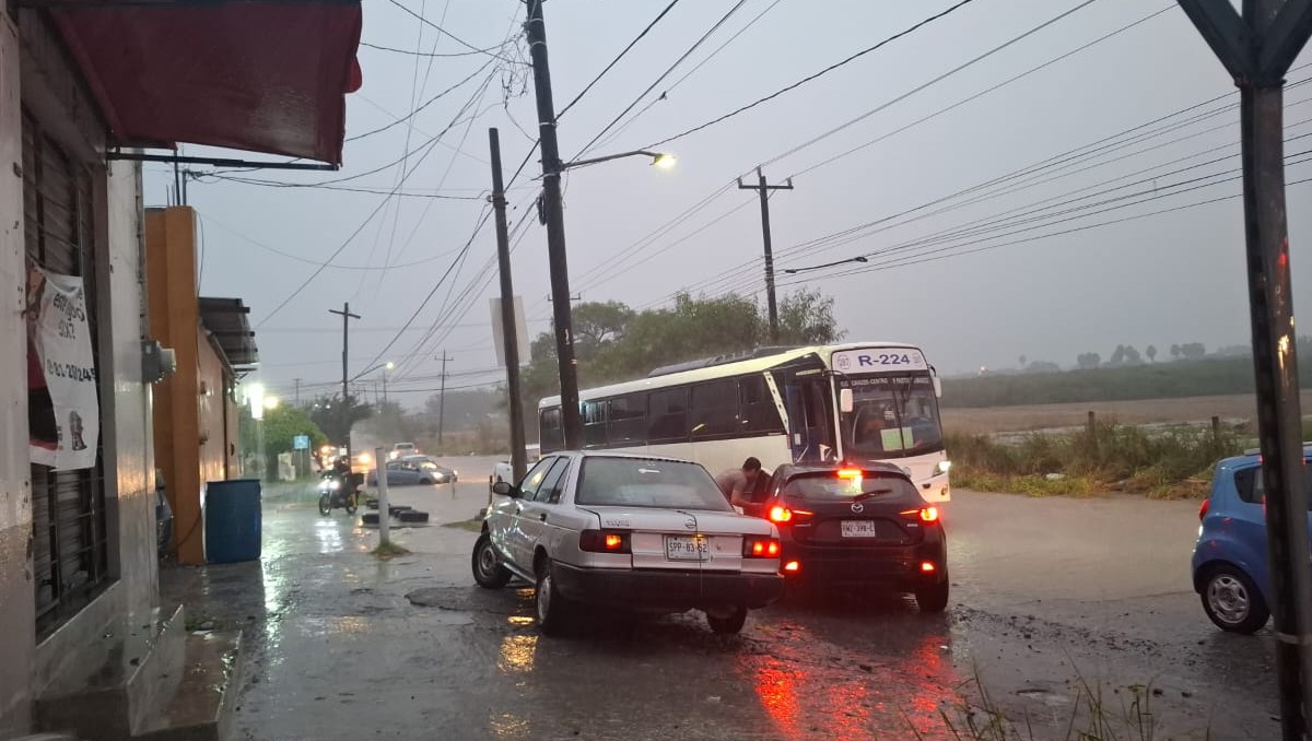 Fuertes lluvias se registran la tarde de este domingo en varios municipios de Nuevo León. Foto: Especial