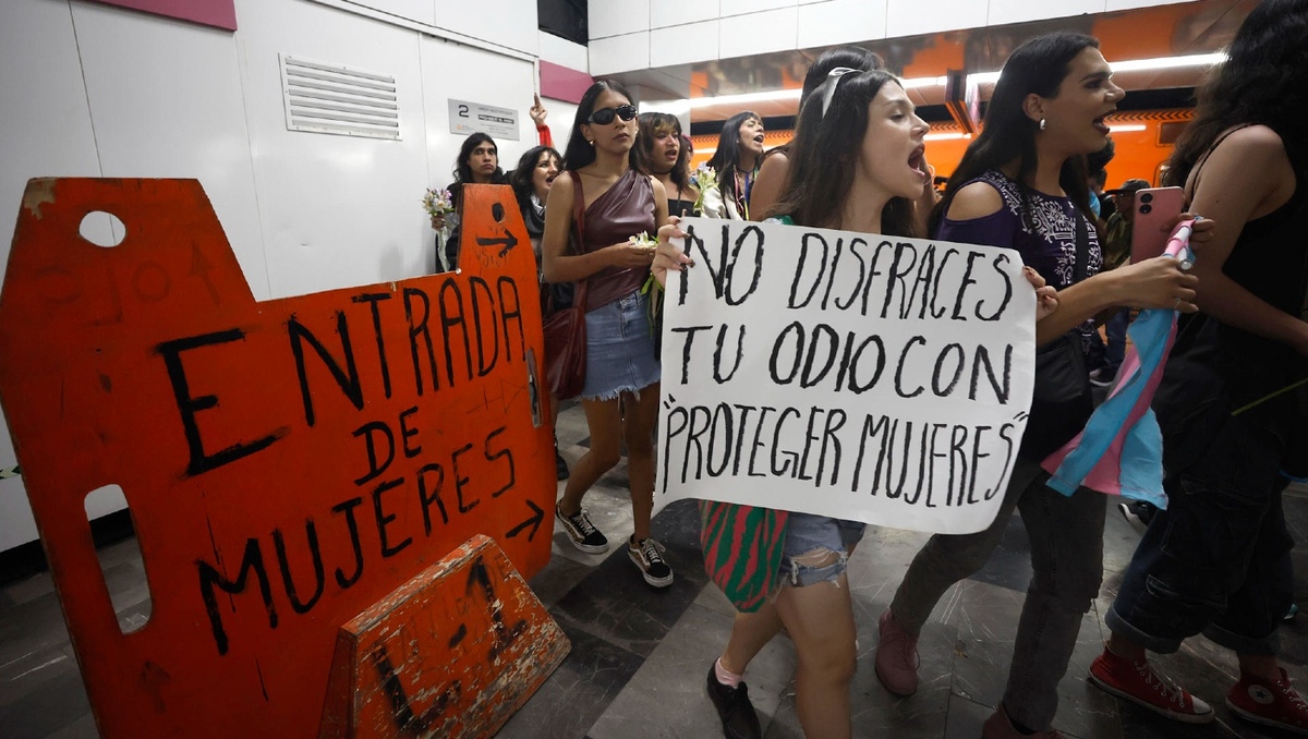 Un grupo de mujeres y hombres trans se manifestó en el Metro de la Ciudad de México contra la discriminación. | EFE