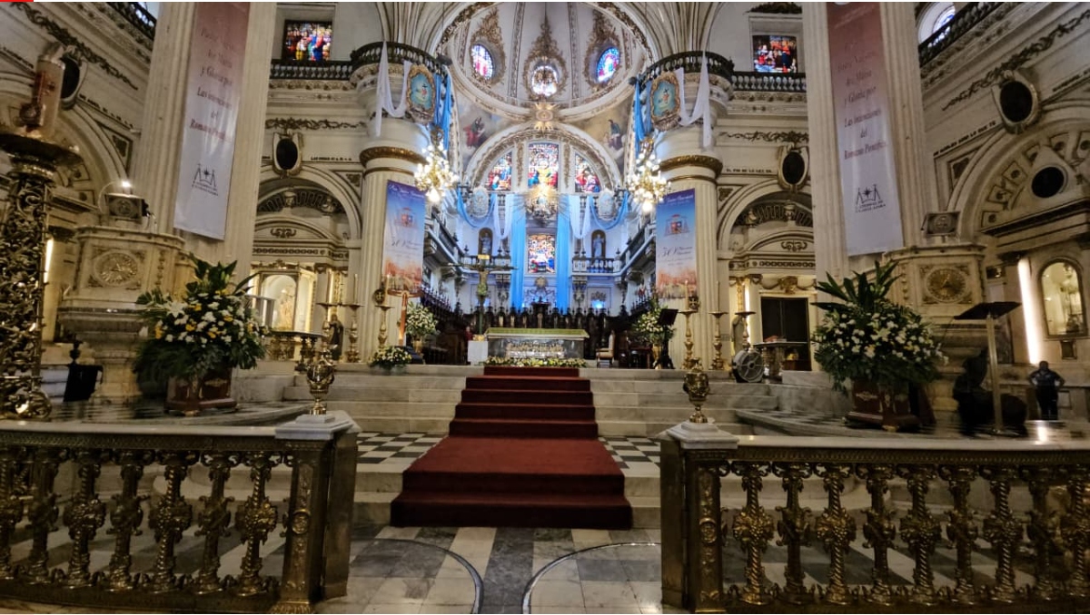 La mujer subió hasta el presbiterio de la iglesia, aparentemente bajo el influjo de algún estupefaciente (Foto: Juan Carlos Munguía)