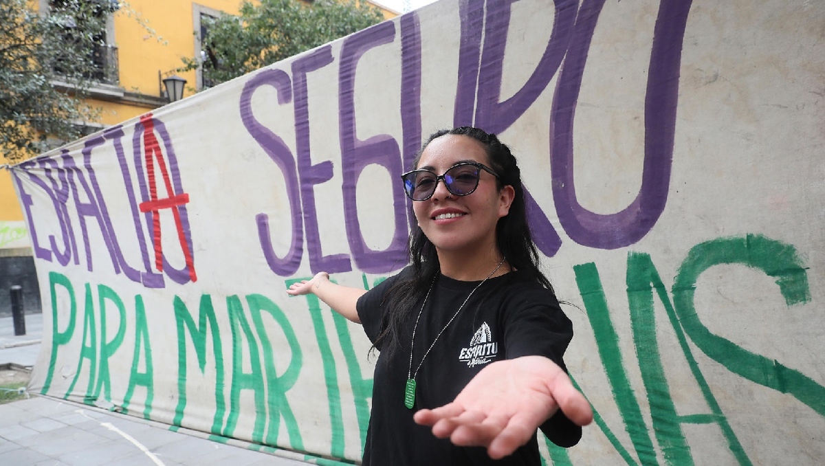 Norma, integrante de la colectiva 'Hijas de la Cannabis' posa durante una entrevista. | EFE