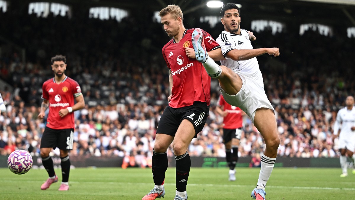 Raúl Jiménez jugó en el empate del Fulham ante Manchester United en la Premier League (Reuters)