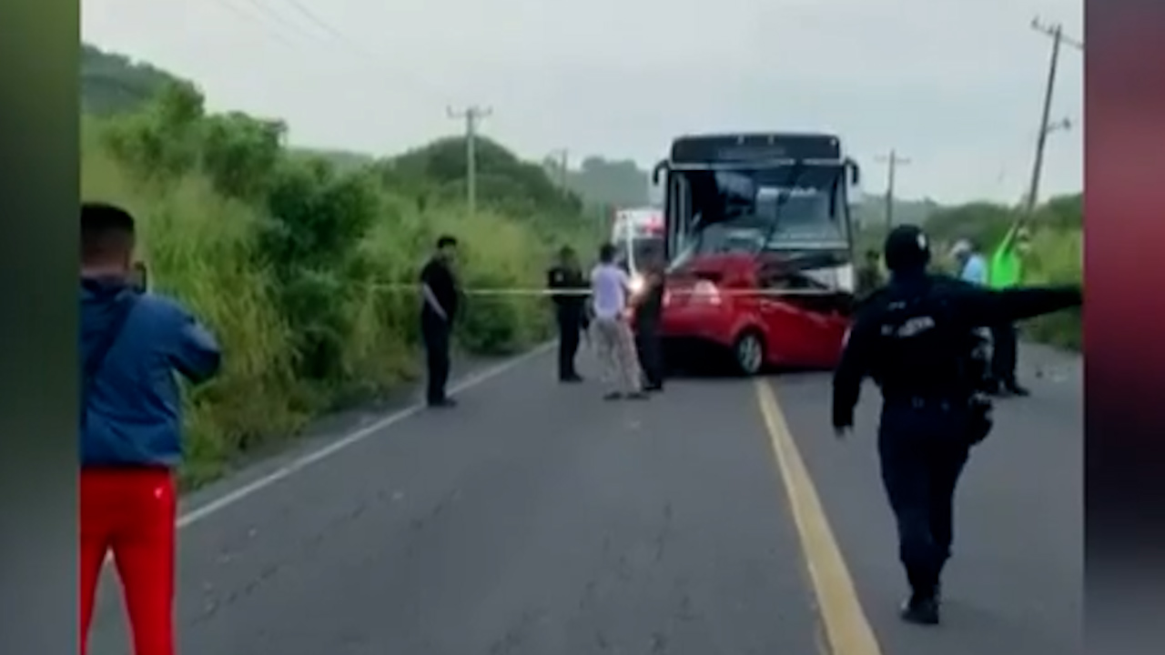 Se registra un accidente entre un autobús de pasajeros y un automóvil en Veracruz