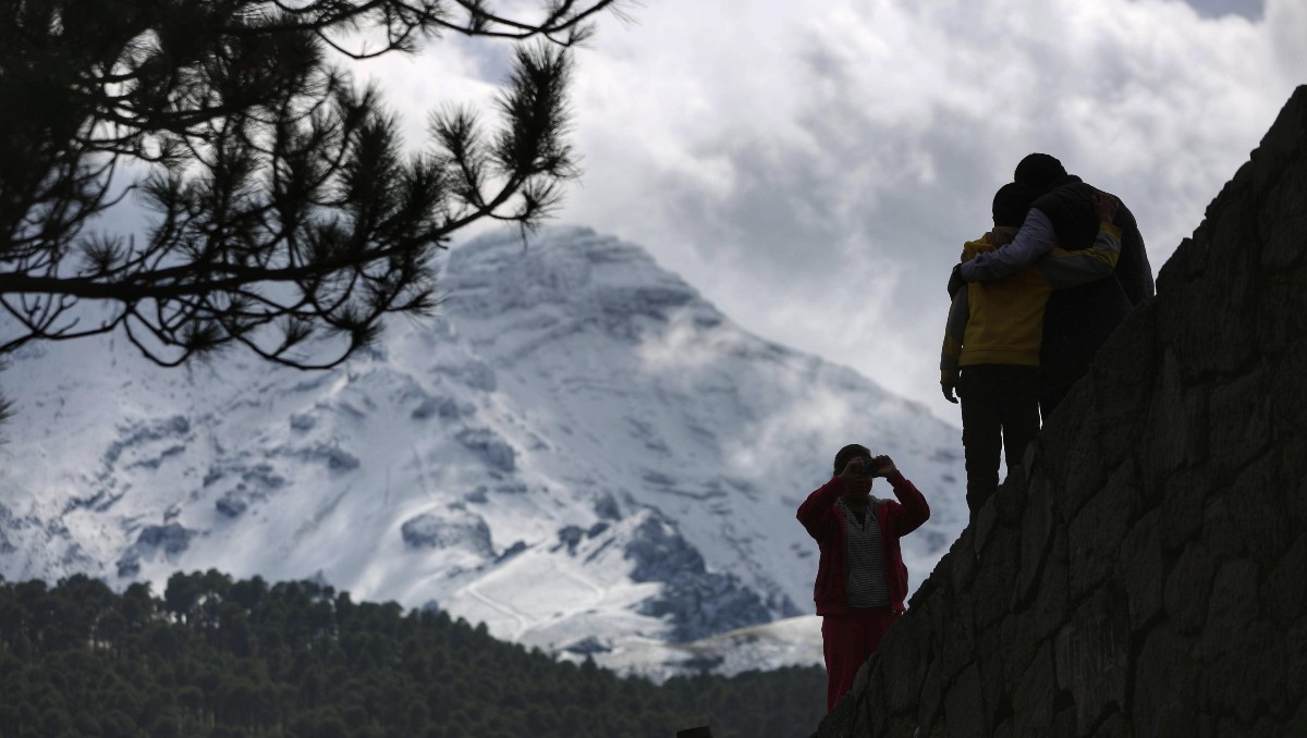 Volcán Popocatépetl: Turistas, aprovechan para tomarse fotos con los volcanes nevados | Andrés Lobato