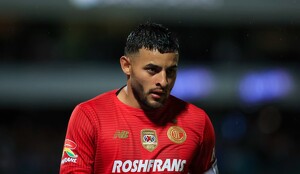 Alexis Vega amenaza con proceder legalmente tras polémica con su cuñada durante el Cruz Azul vs Toluca.