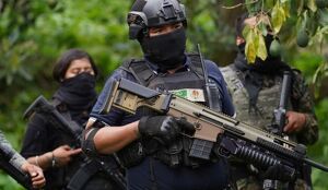 Además de los ataques armados, se han registrado detonaciones de explosivos y colocación de minas terrestres en caminos, veredas y zonas de tránsito común.