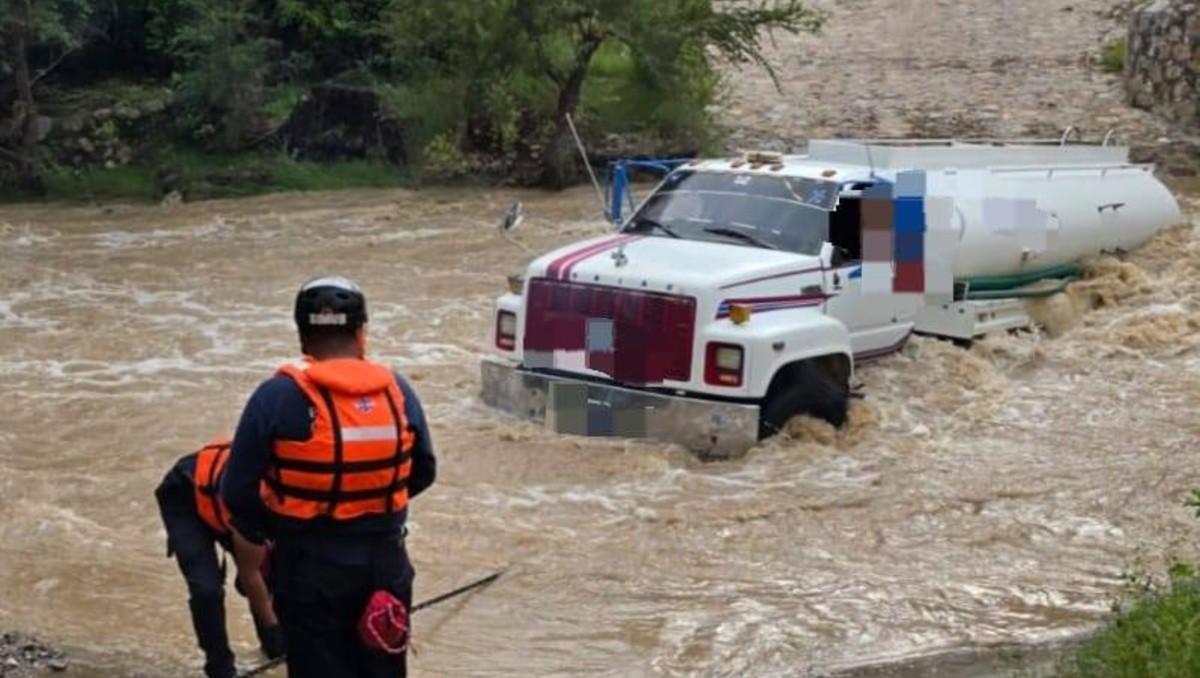 La corriente arrastró el vehículo y dejó atrapados al conductor, su pareja y su hijo de 6 años. | Bomberos Simub Voluntarios