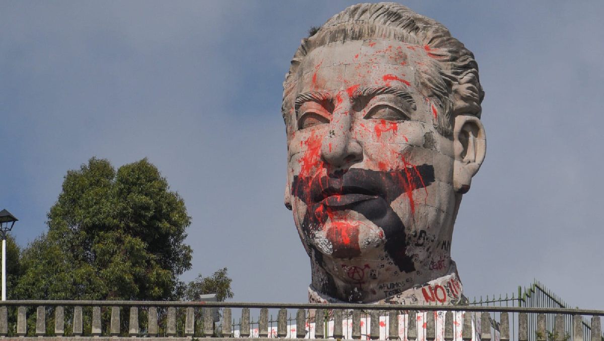 Se desconoce cuál será la medida que tome la UAEMéx por el daño hecho al busto de Adolfo López Mateos. Foto: (Tania Contreras)