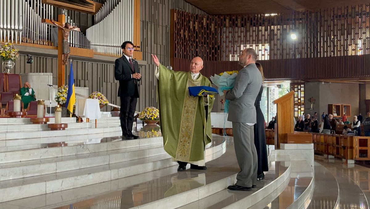 La embajada de Ucrania en México regaló una bandera de su país a la Basílica de Guadalupe.